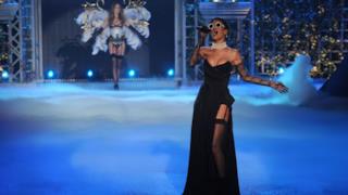 Rihanna - canta tra le modelle di Victoria's Secret 2012