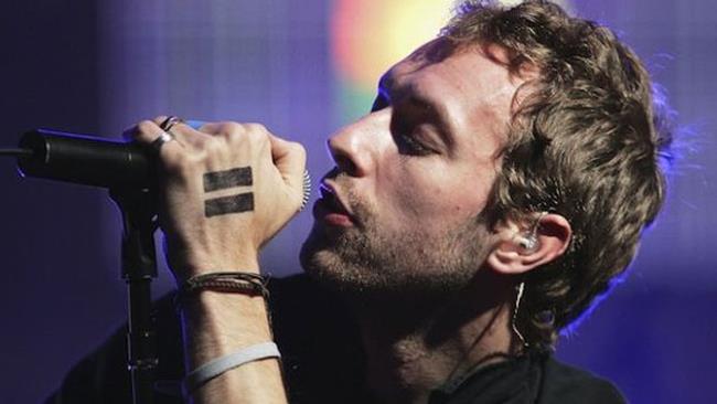 Chris Martin, show improvvisato in un bar di New Delhi (video)