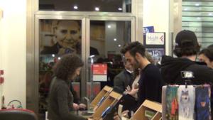 Marco Mengoni compra il suo cd (Feltrinelli, Roma)