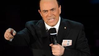 Maurizio Crozza interpreta Sivio Berlusconi a Sanremo 2013 