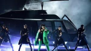Rihanna stupisce agli iHeartRadio Music Awards 2015 con BBHMM