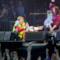 Dave Grohl si rompe una gamba sul palco ma finisce lo stesso il concerto (video)