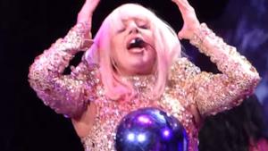 Lady Gaga cade sul palco mentre canta Donatella (video)