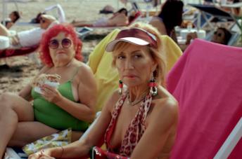 Sotto Il Sole Di Riccione Da Canzone A Film Netflix Cosa Sappiamo